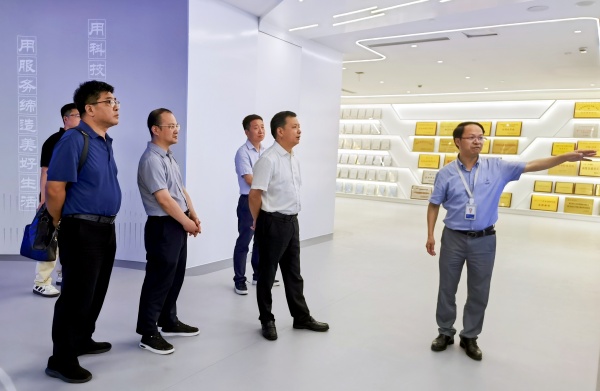拱墅區(qū)人大常委會(huì)黨組書記、主任鮑一飛帶隊(duì)走訪托普云農(nóng)